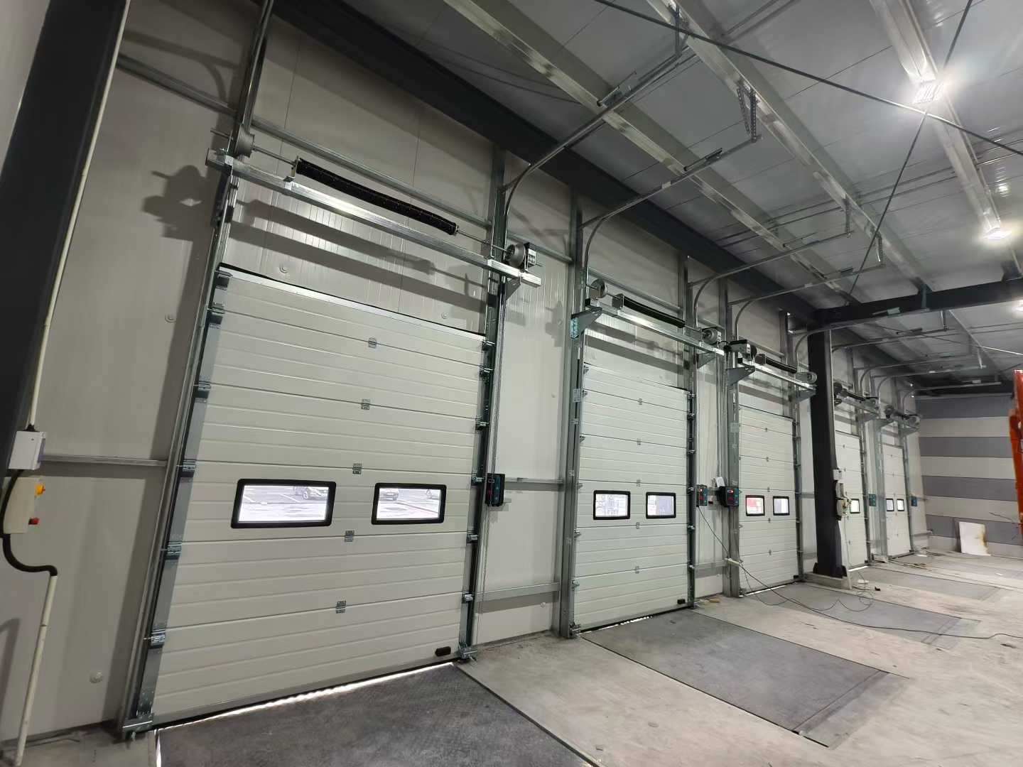 கிடங்கு திட்டங்களுக்கான தொழில்துறை பிரிவு கதவுகள் மற்றும் டாக் லெவலர்களின் ஏற்றுமதி